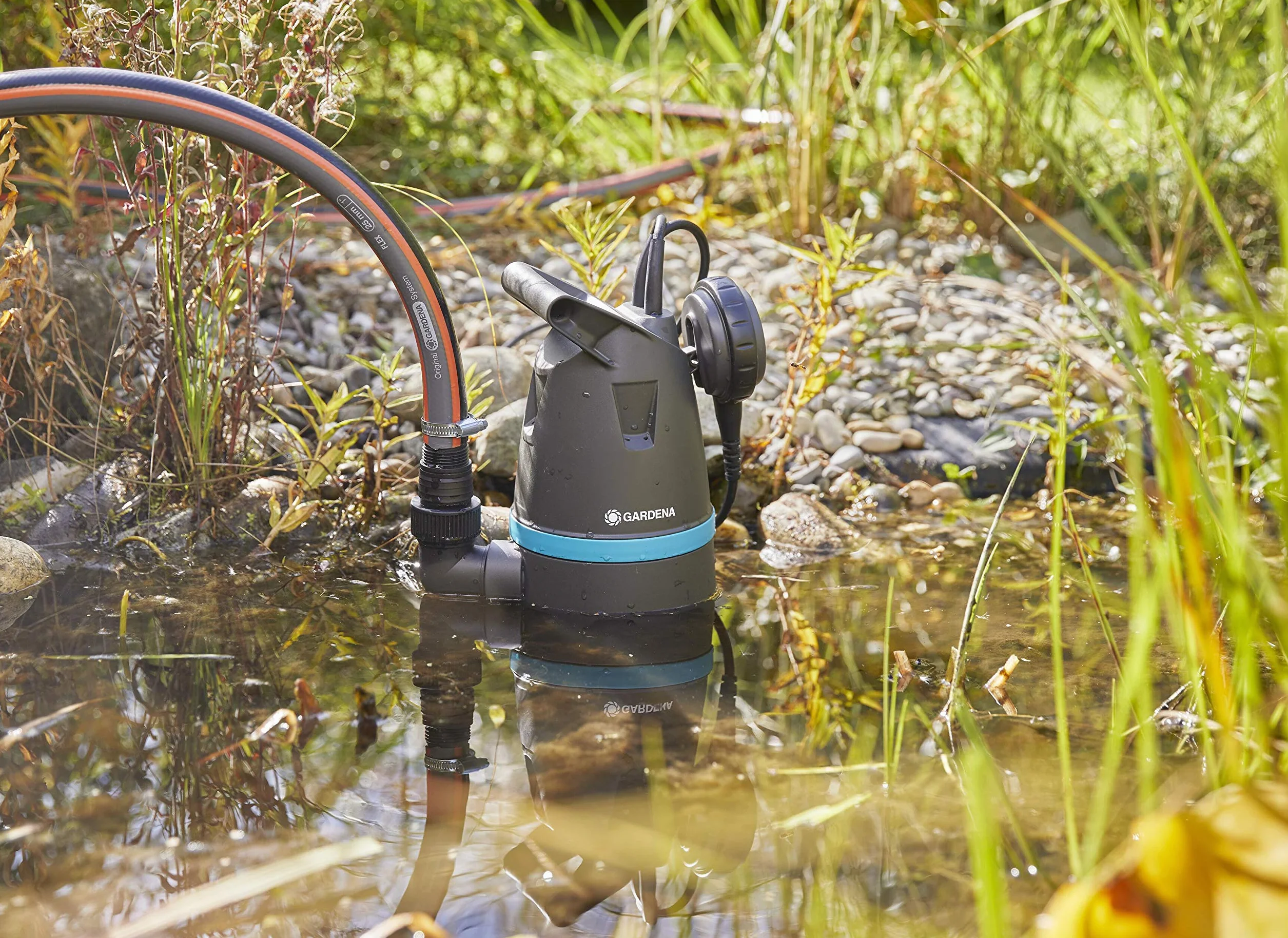 Gardena Pompe submersible pour eaux usées 9200 Basic : Pompe submersible, débit de 9200 l/h, interrupteur à flotteur réglable avec fonction de fonctionnement continu (9007-47)
