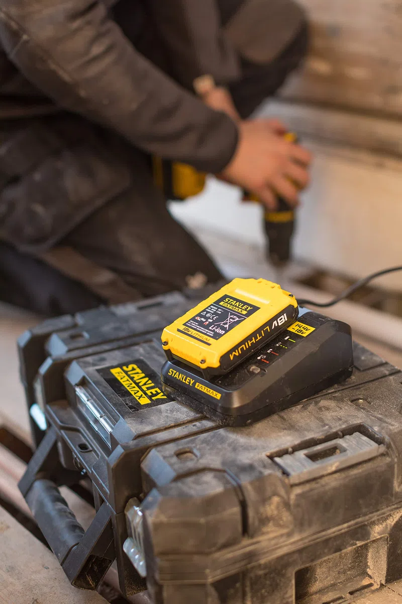 Stanley FMC692L-QW FATMAX Chargeur de Batterie 14,4V et 18V Chargement Rapide Témoin Led Intégré Compatible Gamme Robuste et Ergonomique, Noir/Jaune