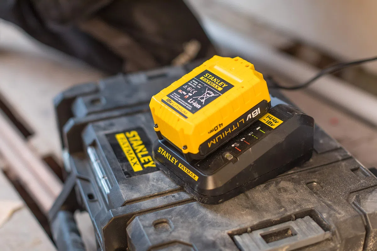 Stanley FMC692L-QW FATMAX Chargeur de Batterie 14,4V et 18V Chargement Rapide Témoin Led Intégré Compatible Gamme Robuste et Ergonomique, Noir/Jaune
