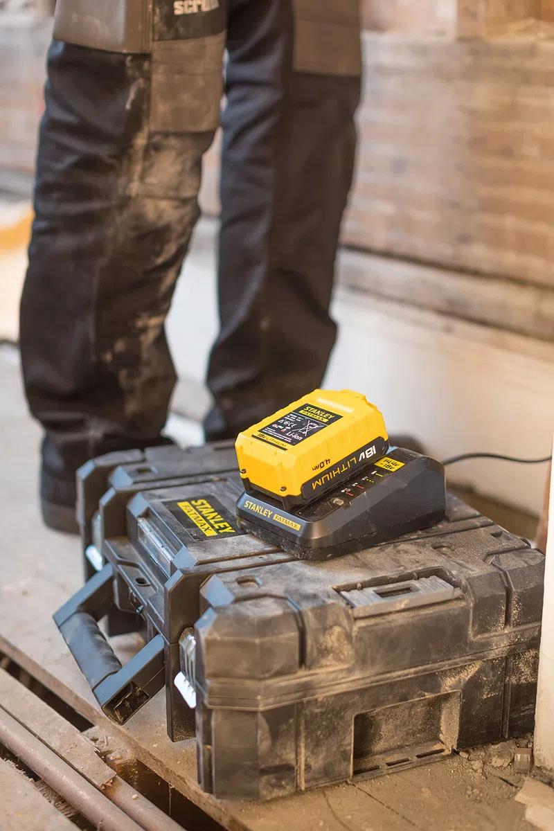 Stanley FMC692L-QW FATMAX Chargeur de Batterie 14,4V et 18V Chargement Rapide Témoin Led Intégré Compatible Gamme Robuste et Ergonomique, Noir/Jaune