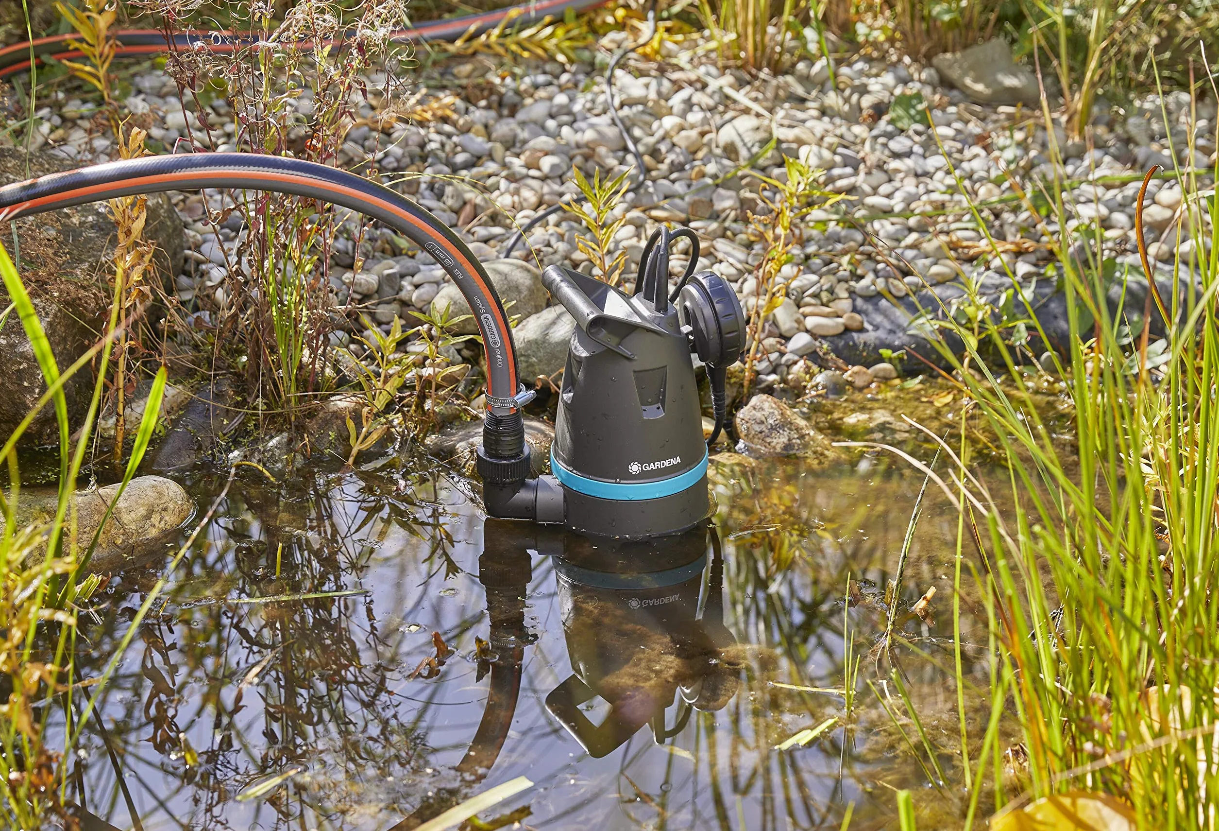 Gardena Pompe submersible pour eaux usées 9200 Basic : Pompe submersible, débit de 9200 l/h, interrupteur à flotteur réglable avec fonction de fonctionnement continu (9007-47)