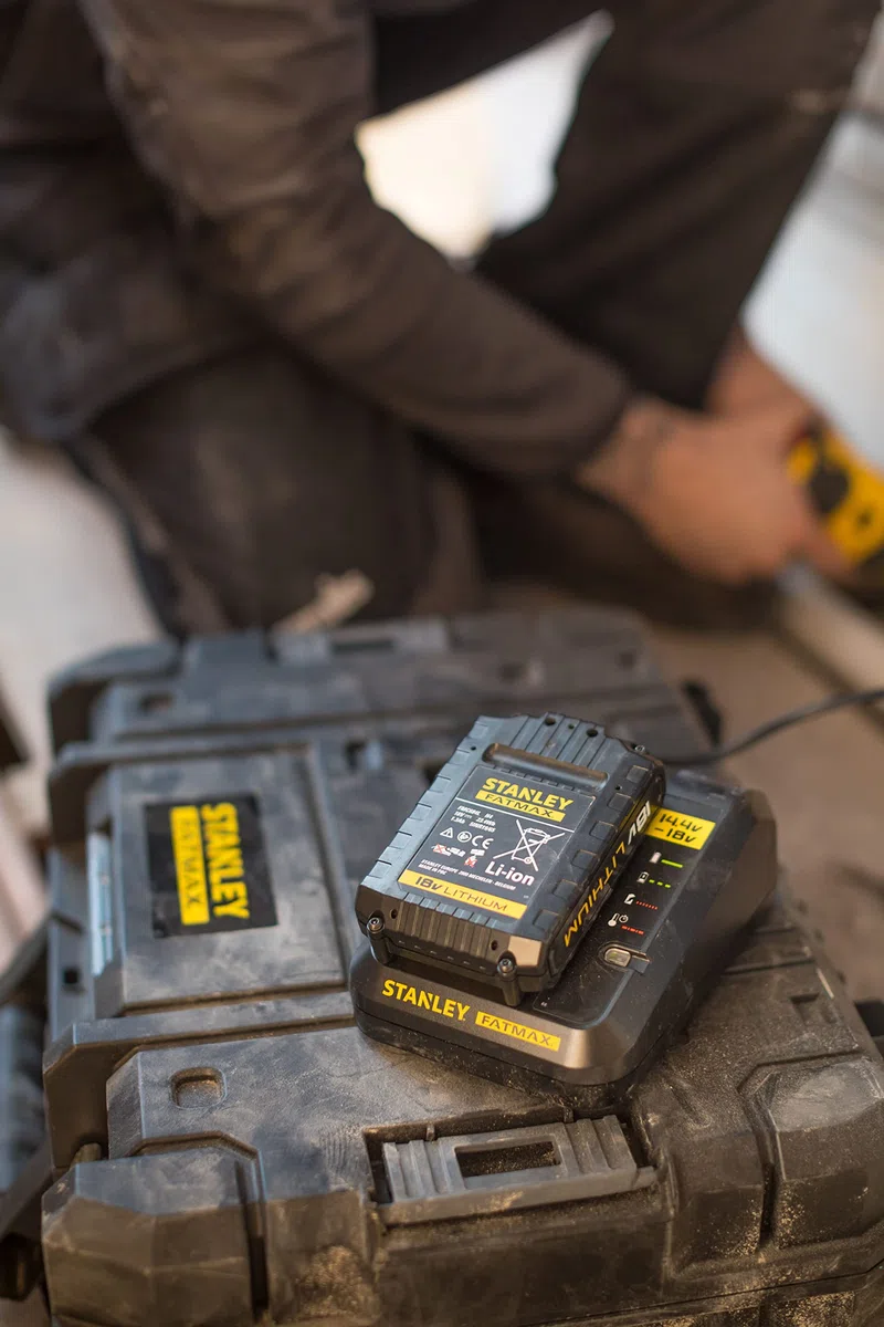 Stanley FMC692L-QW FATMAX Chargeur de Batterie 14,4V et 18V Chargement Rapide Témoin Led Intégré Compatible Gamme Robuste et Ergonomique, Noir/Jaune